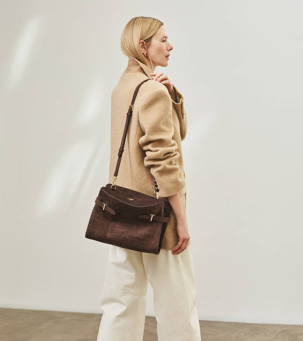 Bolso bandolera grande Emie de piel serraje con acabado de terciopelo efecto cocodrilo