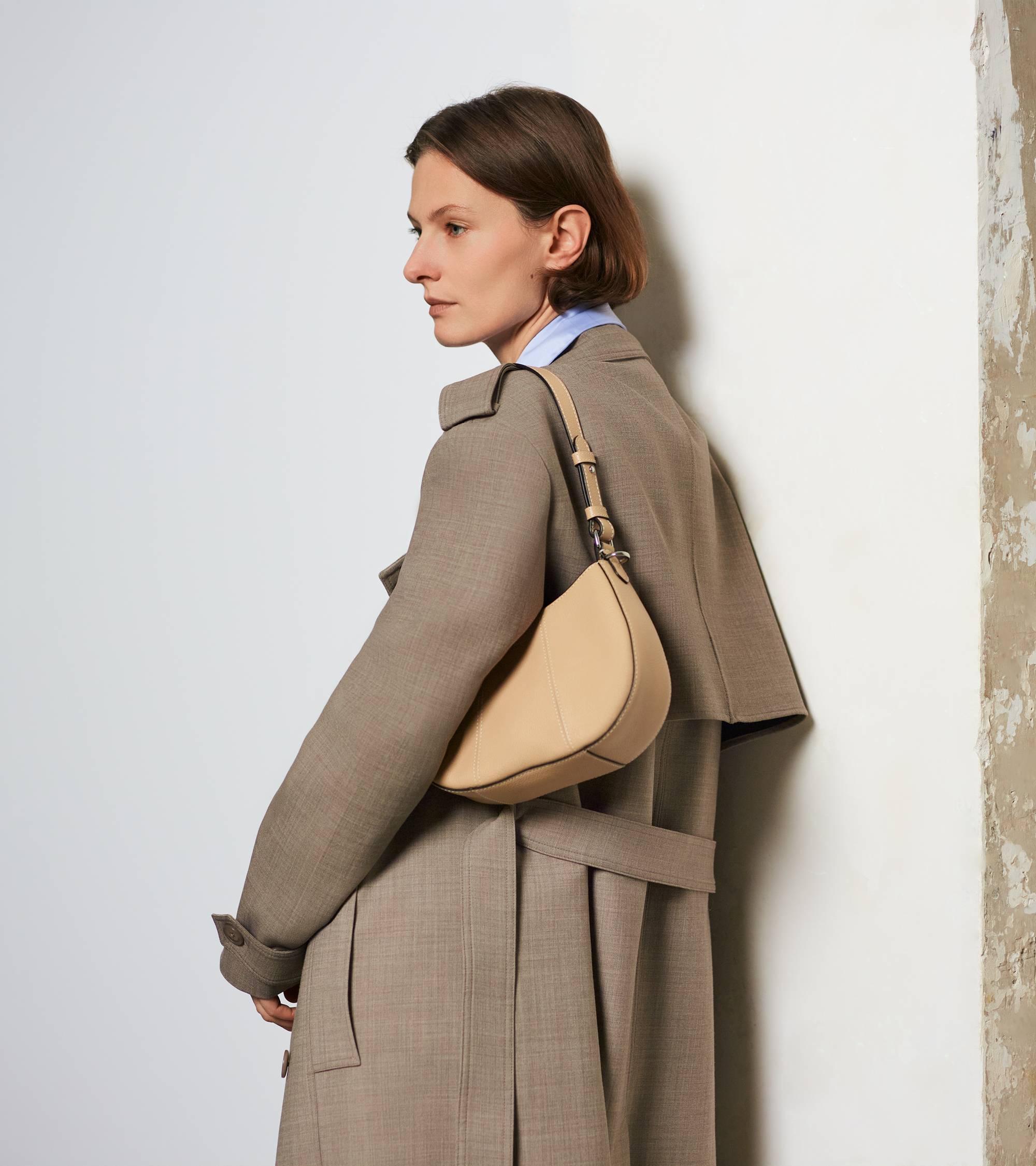 Kleine Halbmondtasche Juliette aus genarbtem Leder