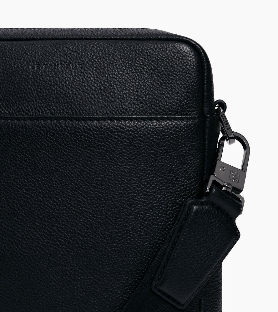 Kleine Umhängetasche Marceau aus genarbtem Leder mit Reißverschluss