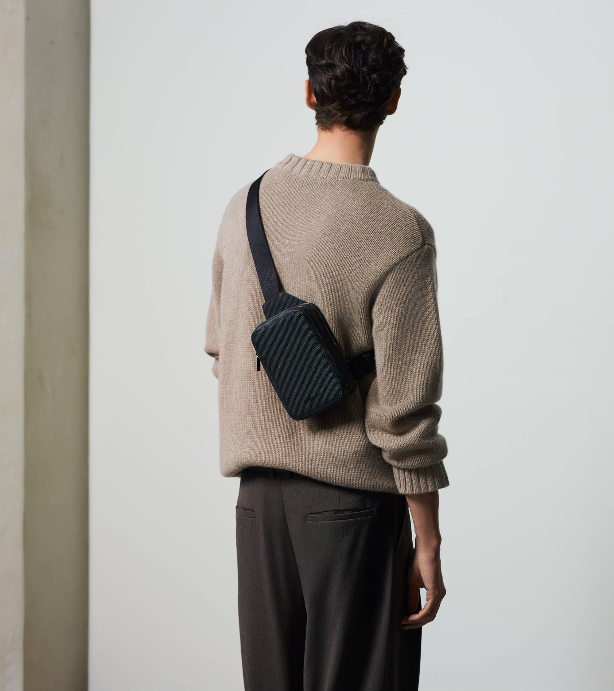 Sacoche sling Emile en cuir grainé