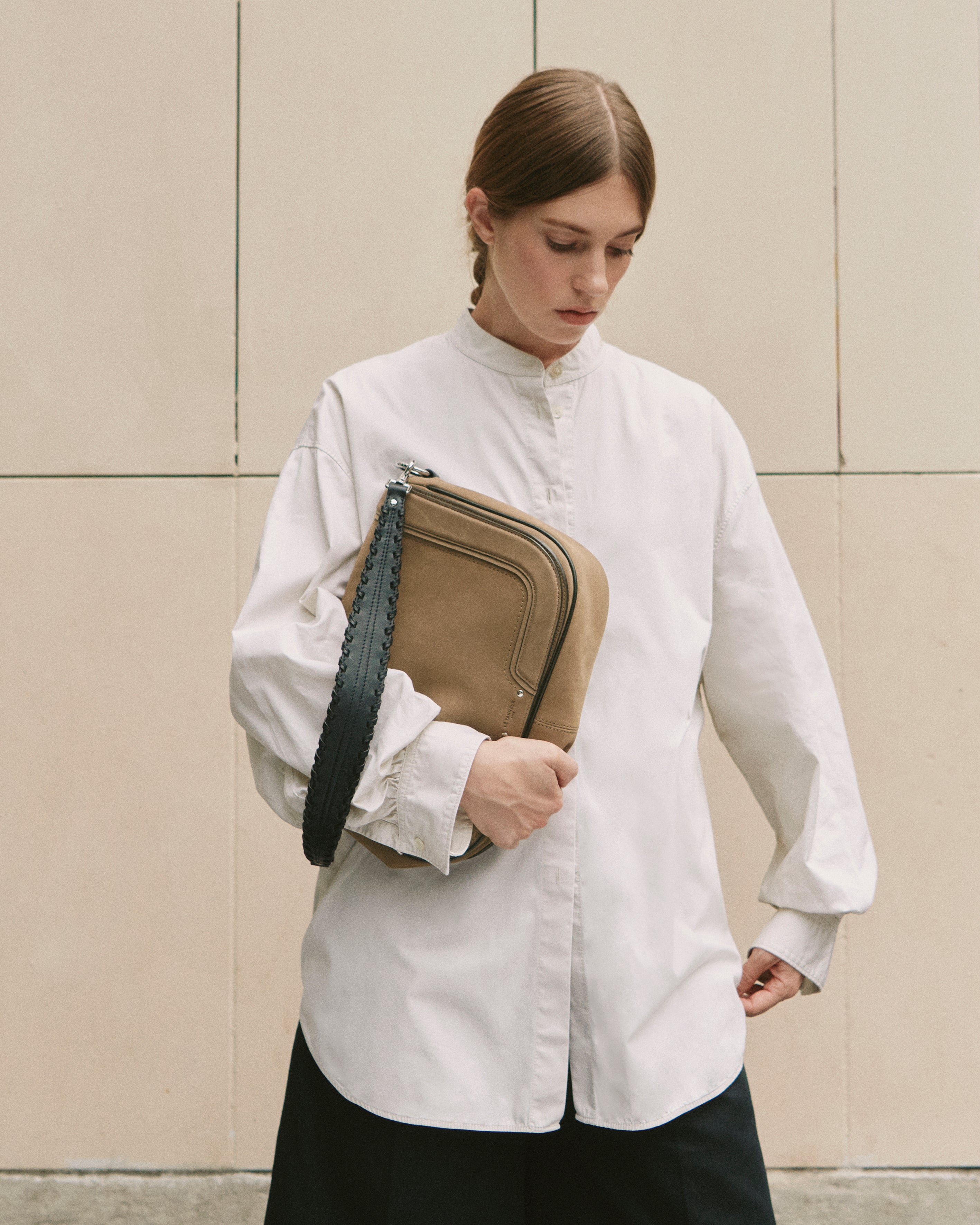 Große Umhängetasche Ella aus Glattleder und Nubukleder