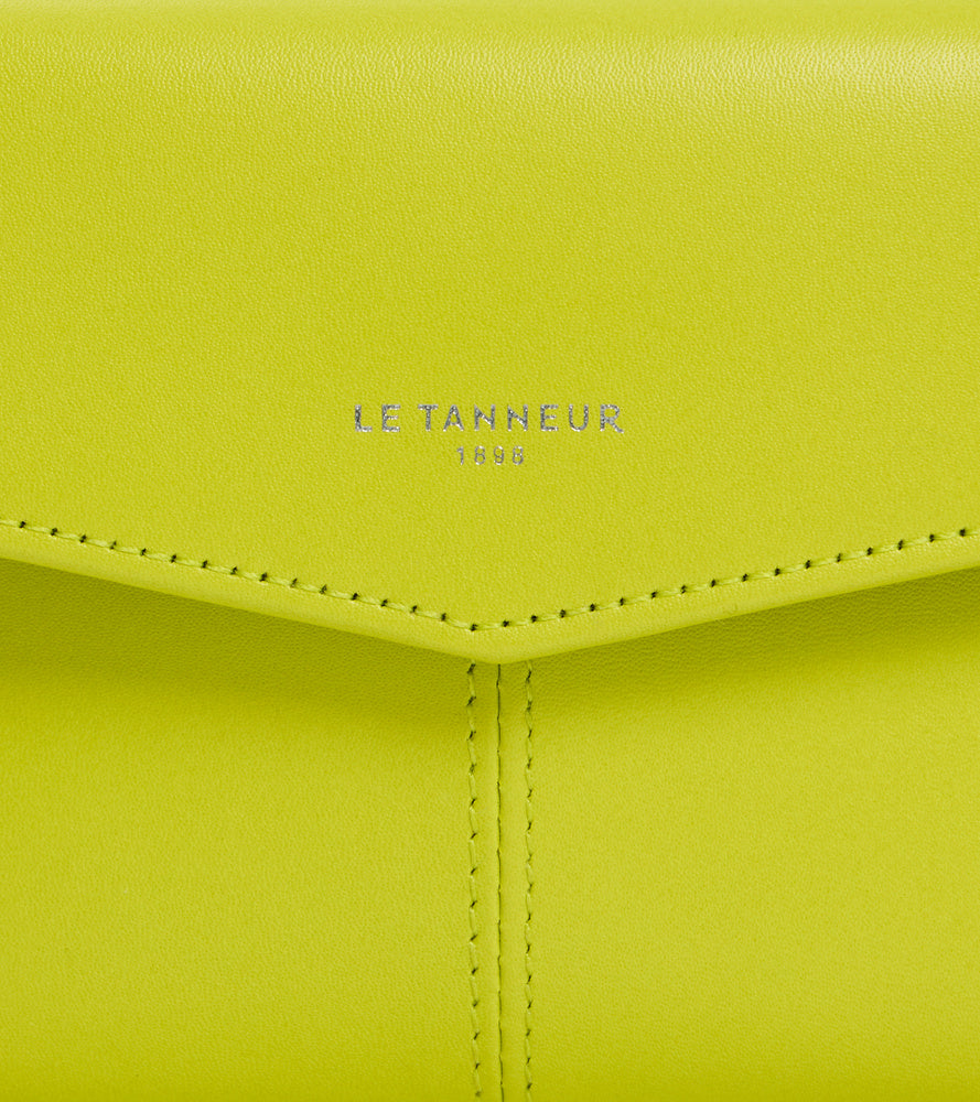 Mittlere Umschlagtasche Charlotte aus glattem Leder