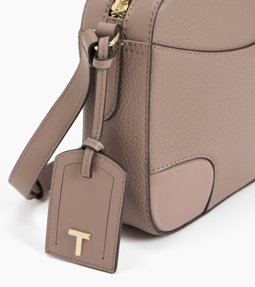 Sac bandoulière moyen modèle Romy en cuir grainé et lisse